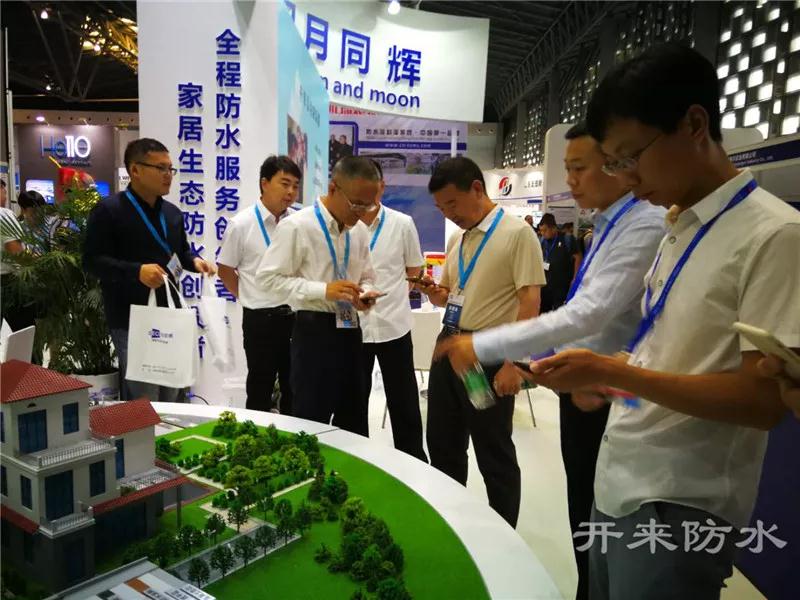 開來濕克威防水倪貴全董事長為客戶講解沙盤